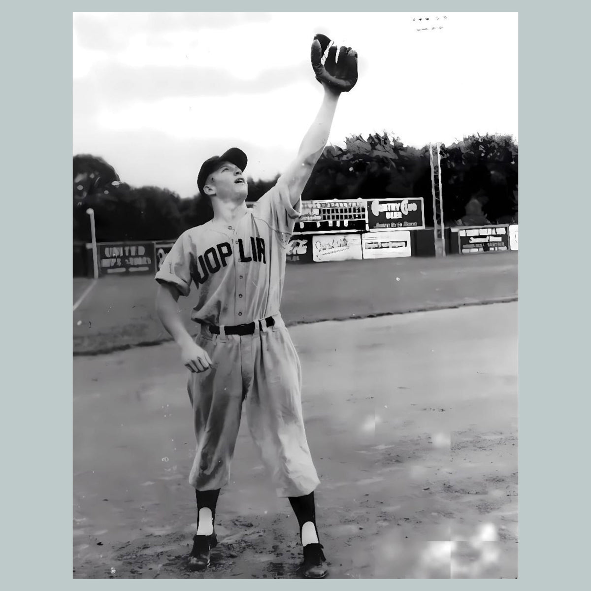 0802 P -8X10 Mickey Mantle Reaching with Glove Glossy Photo Fast-Secure Shippin