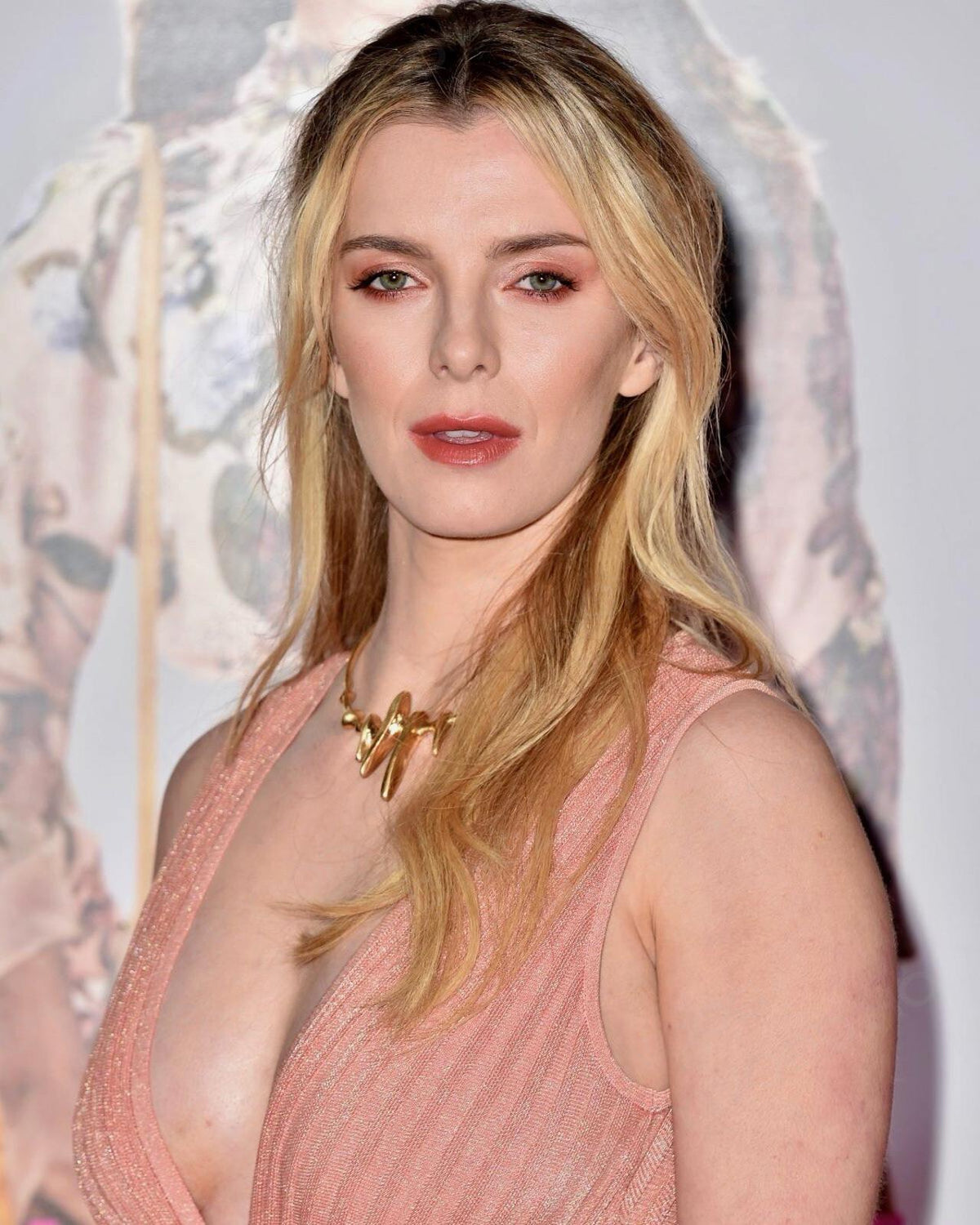 1678 Betty Gilpin 8x10 Glossy Photo - Fast-Secure Shipping Makes A Great Gift