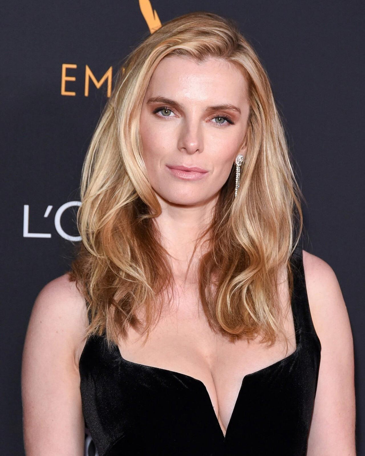 1682 Betty Gilpin 8x10 Glossy Photo - Fast-Secure Shipping Makes A Great Gift