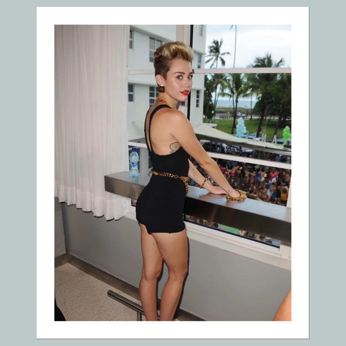 1733 Miley Cyrus 8x10 Glossy Photo Fast-Secure Shipping Makes A Great Gift