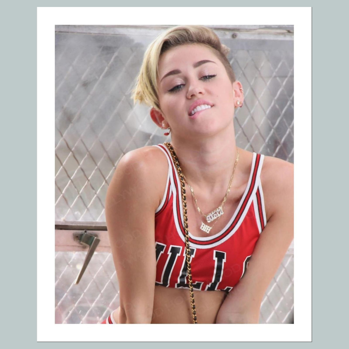 1717 Miley Cyrus 8x10 Glossy Photo Fast-Secure Shipping Makes A Great Gift
