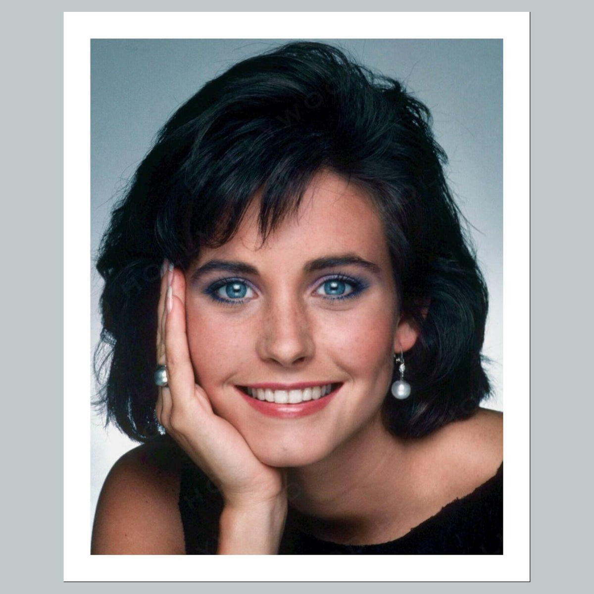 2075 Courteney Cox 8x10 Glossy Photo - Fast-Secure Shipping MS