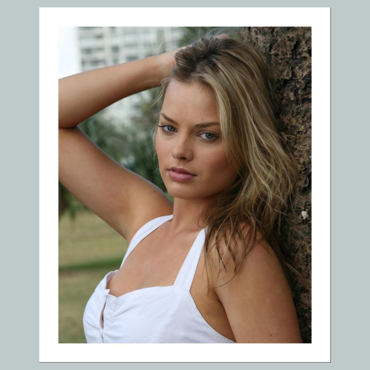 1710 Margot Robbie 8x10 Glossy Photo - Fast-Secure Shipping Makes A Great Gift