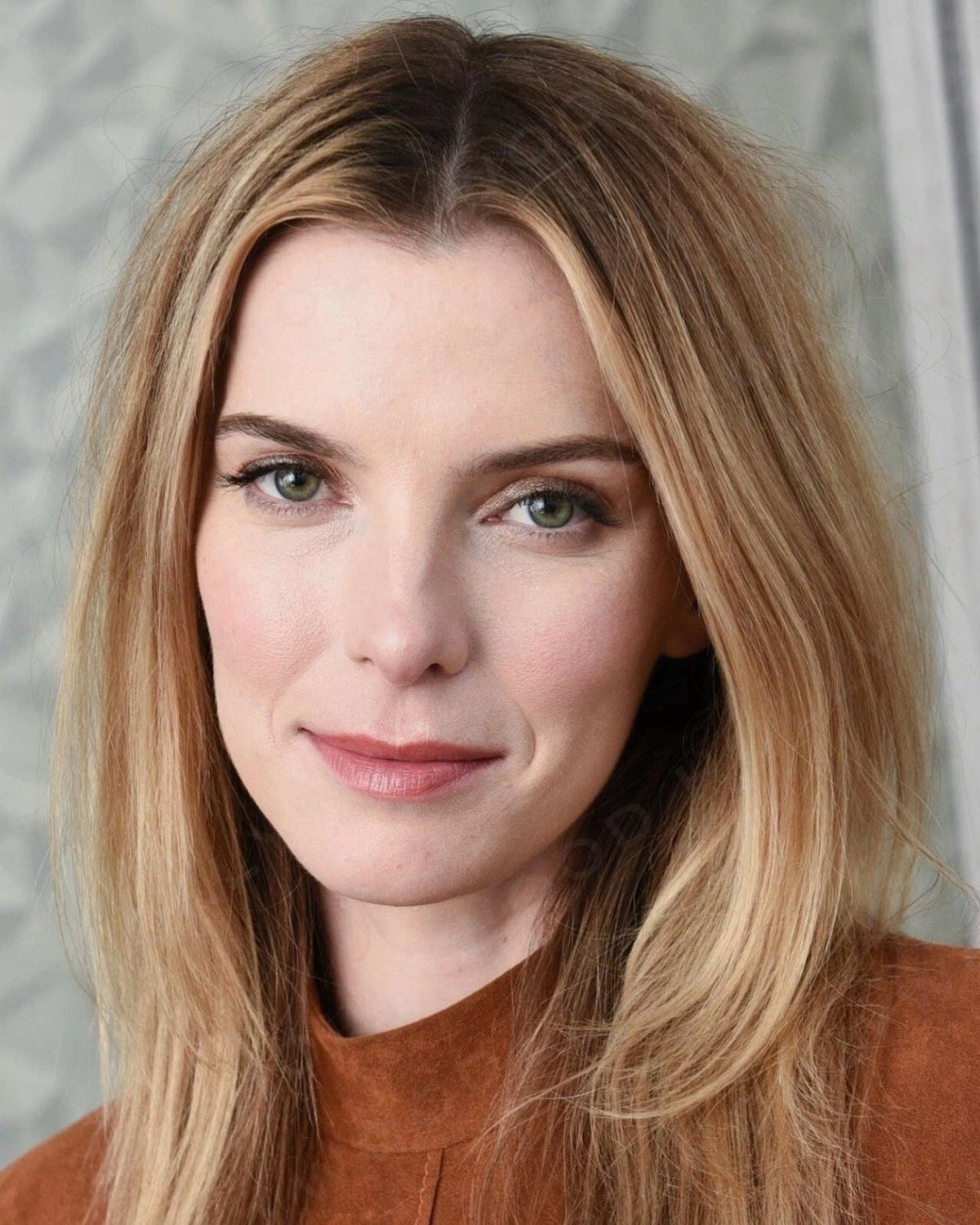 1675 Betty Gilpin 8x10 Glossy Photo - Fast-Secure Shipping Makes A Great Gift
