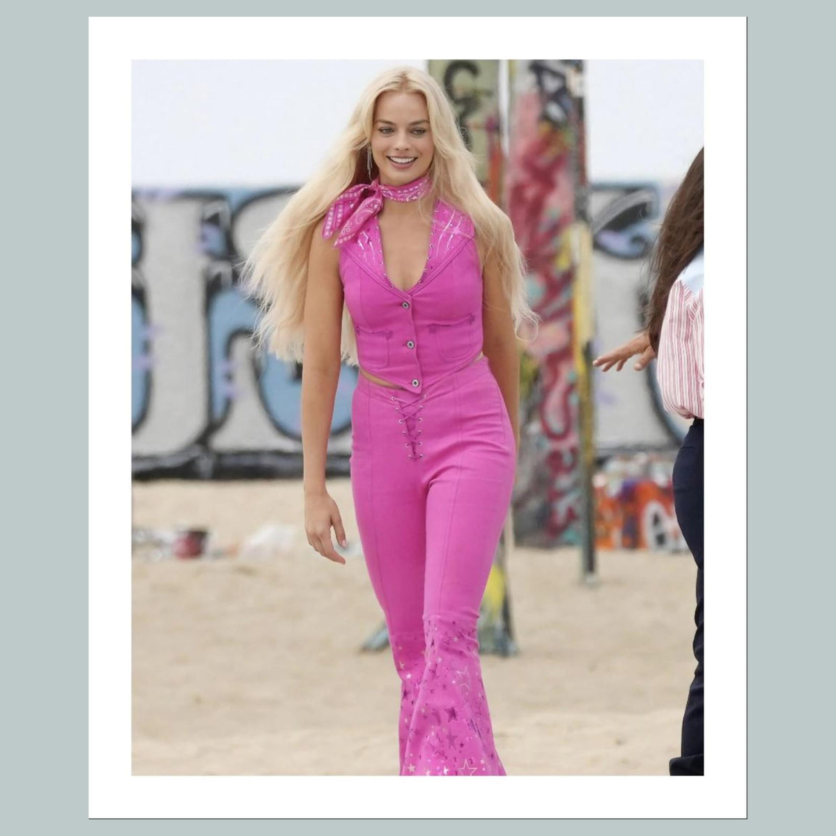 1705 Margot Robbie 8x10 Glossy Photo - Fast-Secure Shipping Makes A Great Gift