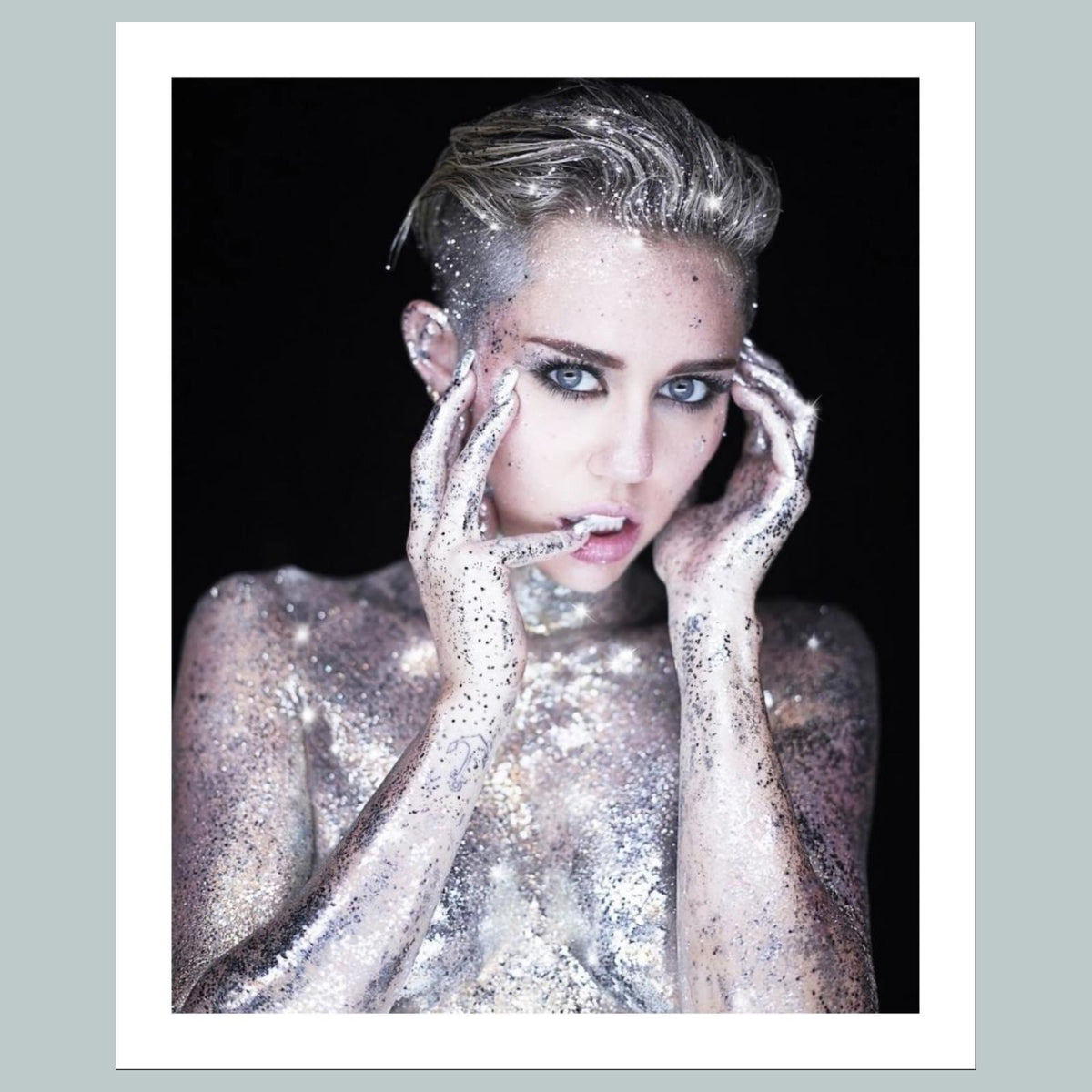 1729 Miley Cyrus 8x10 Glossy Photo Fast-Secure Shipping Makes A Great Gift
