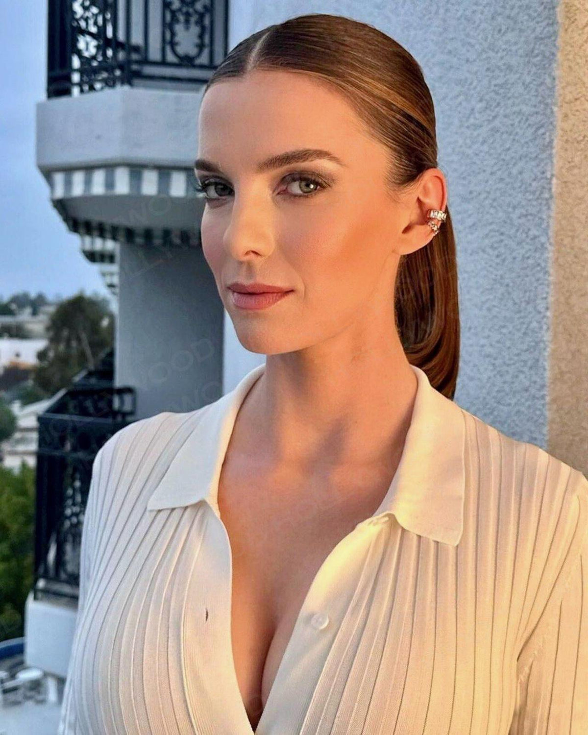 1677 Betty Gilpin 8x10 Glossy Photo - Fast-Secure Shipping Makes A Great Gift