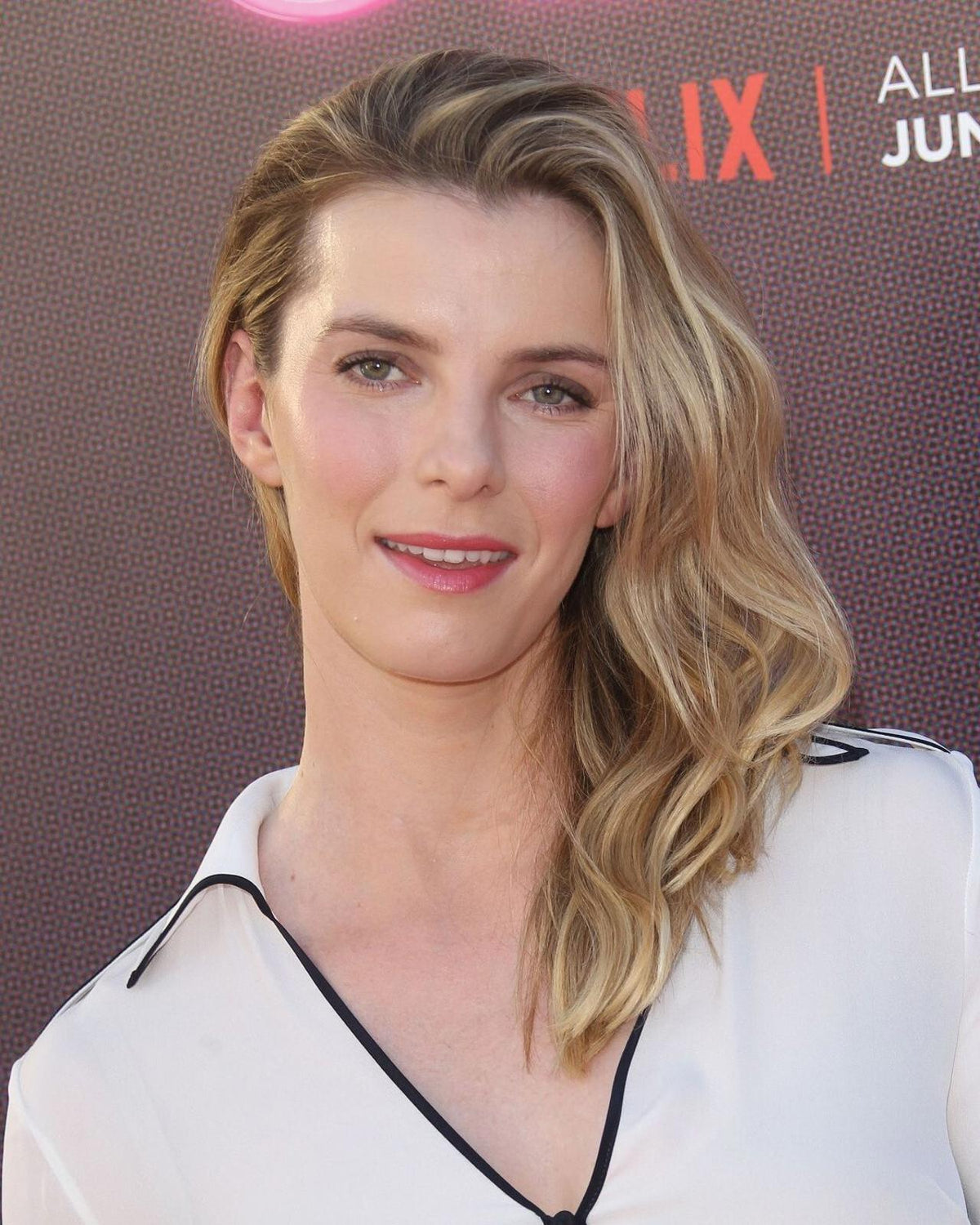 1685 Betty Gilpin 8x10 Glossy Photo - Fast-Secure Shipping Makes A Great Gift