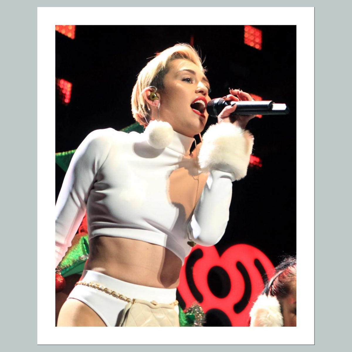 1728 Miley Cyrus 8x10 Glossy Photo Fast-Secure Shipping Makes A Great Gift