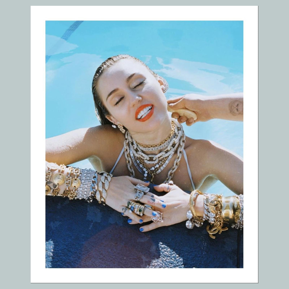 1721 Miley Cyrus 8x10 Glossy Photo Fast-Secure Shipping Makes A Great Gift