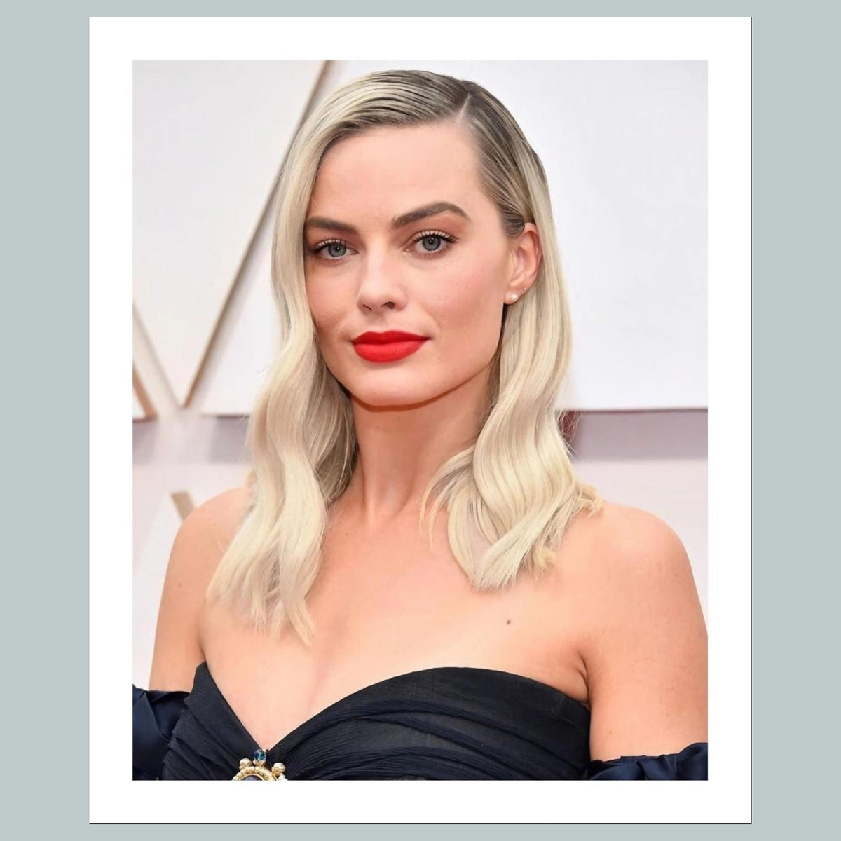 1712 Margot Robbie 8x10 Glossy Photo - Fast-Secure Shipping Makes A Great Gift