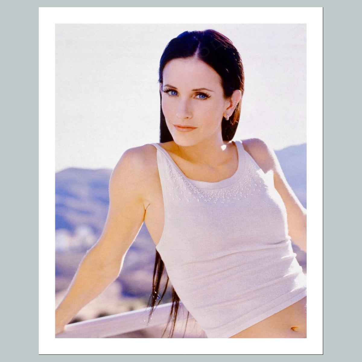 2072 Courteney Cox 8x10 Glossy Photo - Fast-Secure Shipping MS
