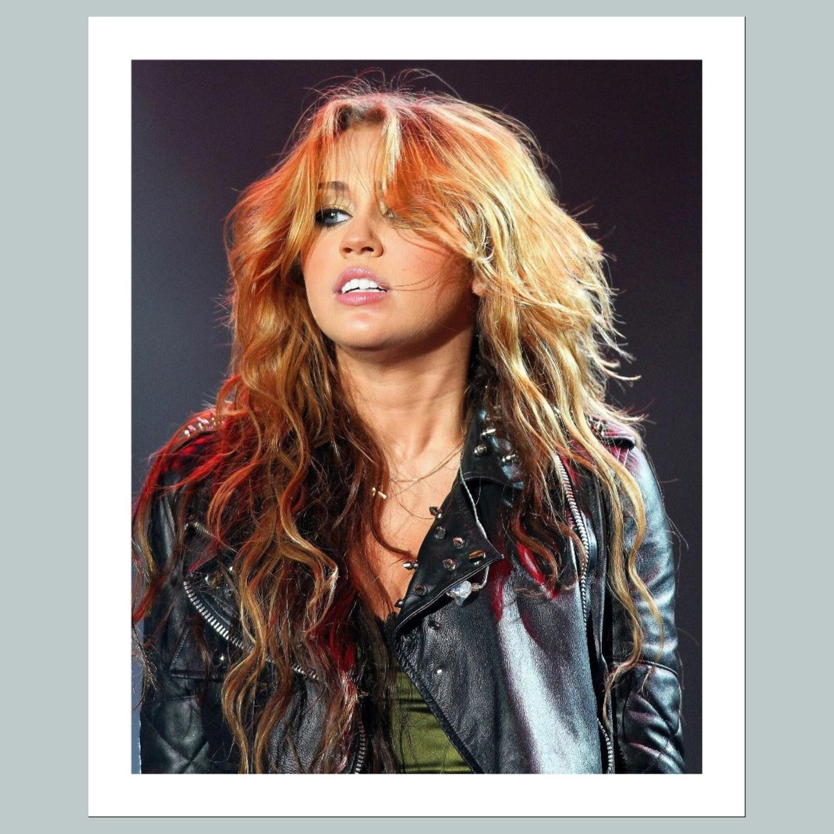 1745 Miley Cyrus 8x10 Glossy Photo Fast-Secure Shipping Makes A Great Gift