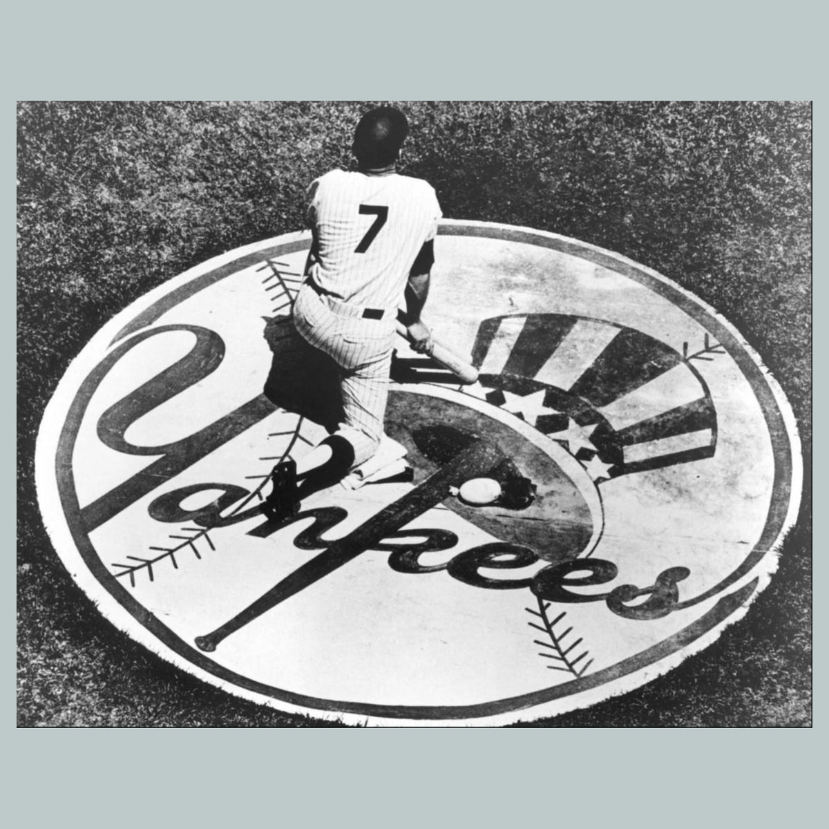 0806 P -8X10 Mickey Mantle in Batting Circle Yankees Logo Glossy Photo BBL