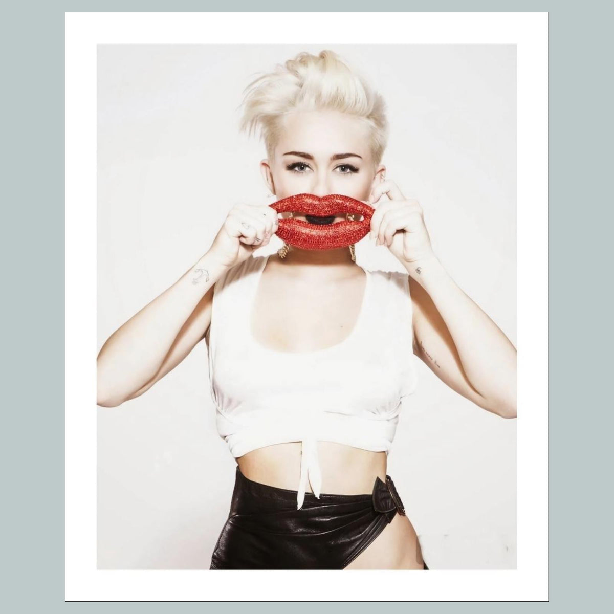 1724 Miley Cyrus 8x10 Glossy Photo Fast-Secure Shipping Makes A Great Gift