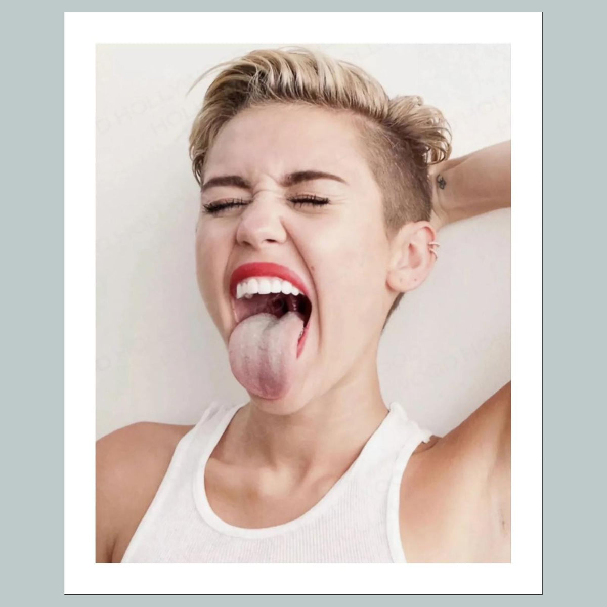 1720 Miley Cyrus 8x10 Glossy Photo Fast-Secure Shipping Makes A Great Gift