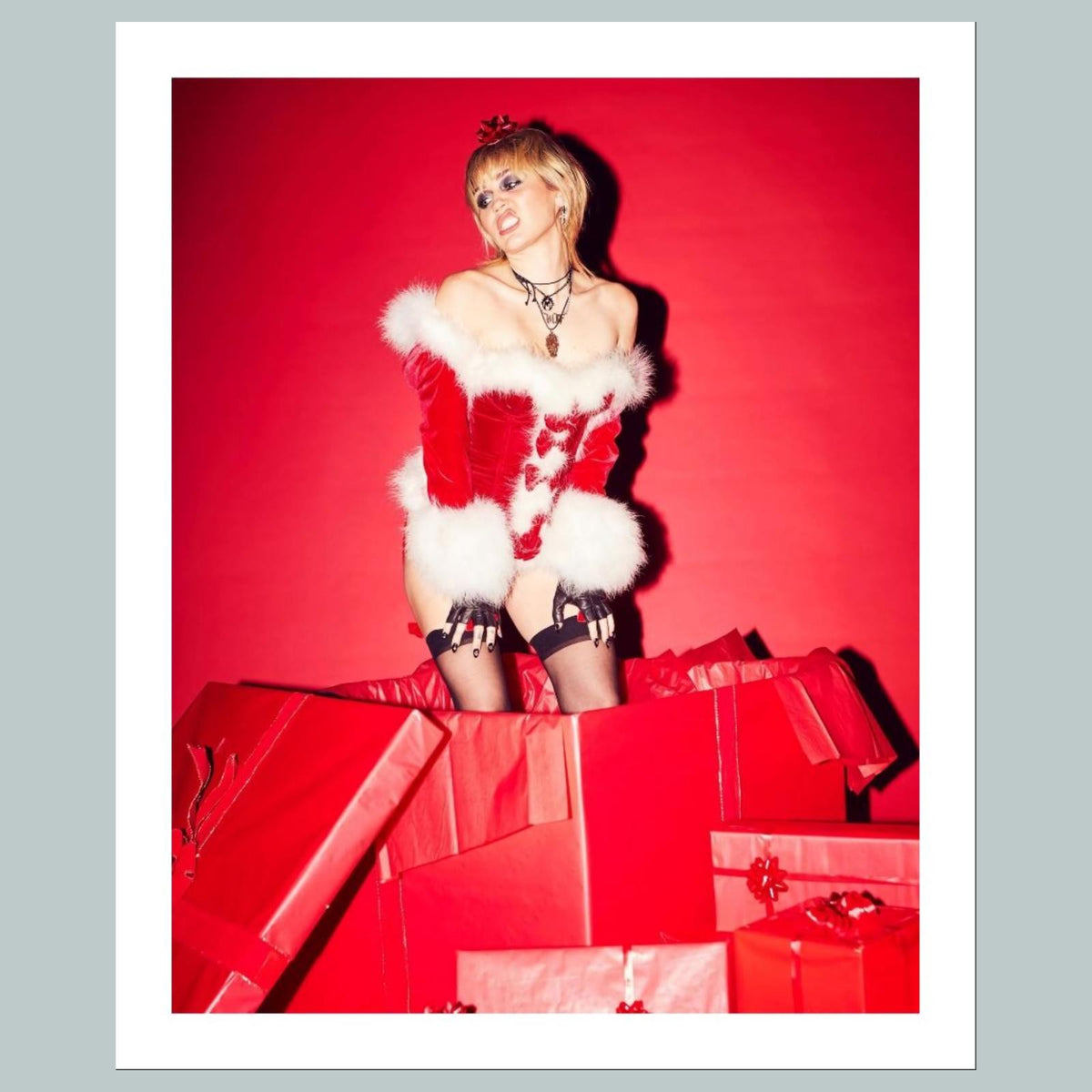 1742 Miley Cyrus 8x10 Glossy Photo Fast-Secure Shipping Makes A Great Gift